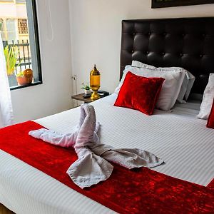 Zimmer mit Kingsize-Bett